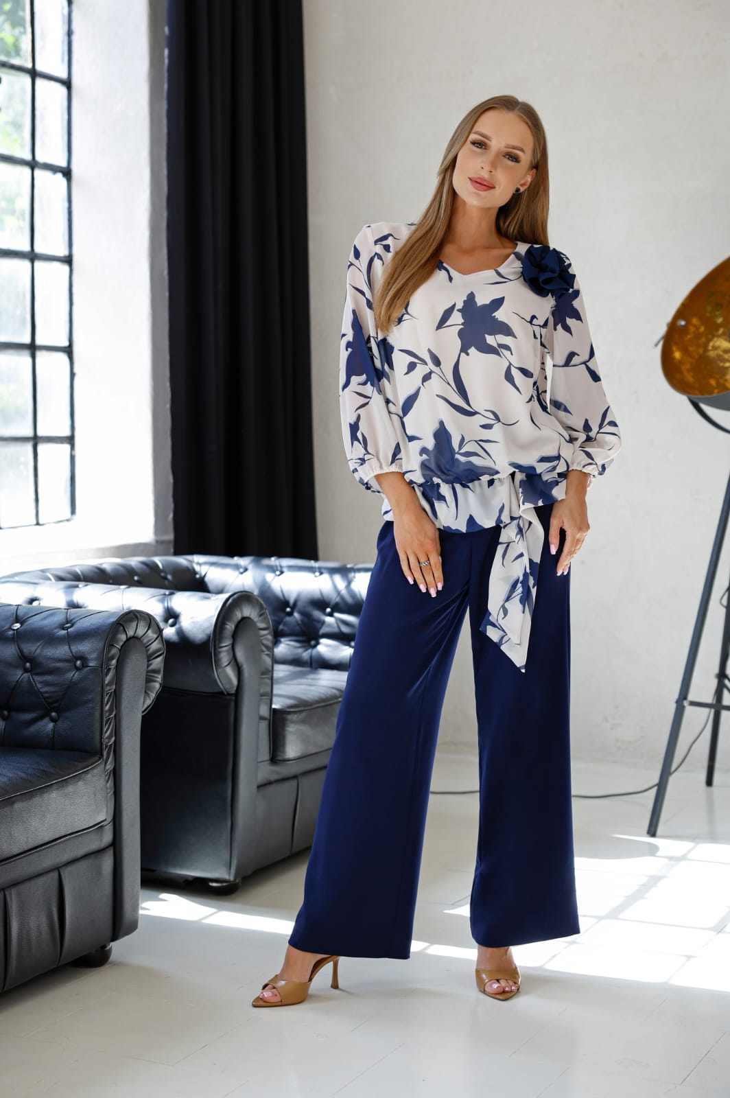 Tamsiai mėlynas elegantiškas kostiumėlis su gėlėta palaidine Collection sorotan - Image 5